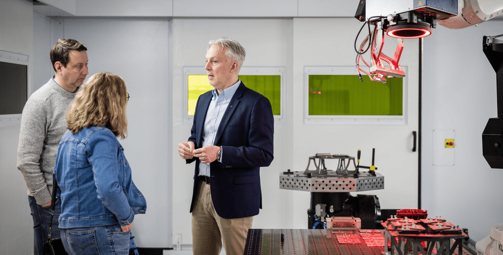 En grupp människor som står i ett rum.