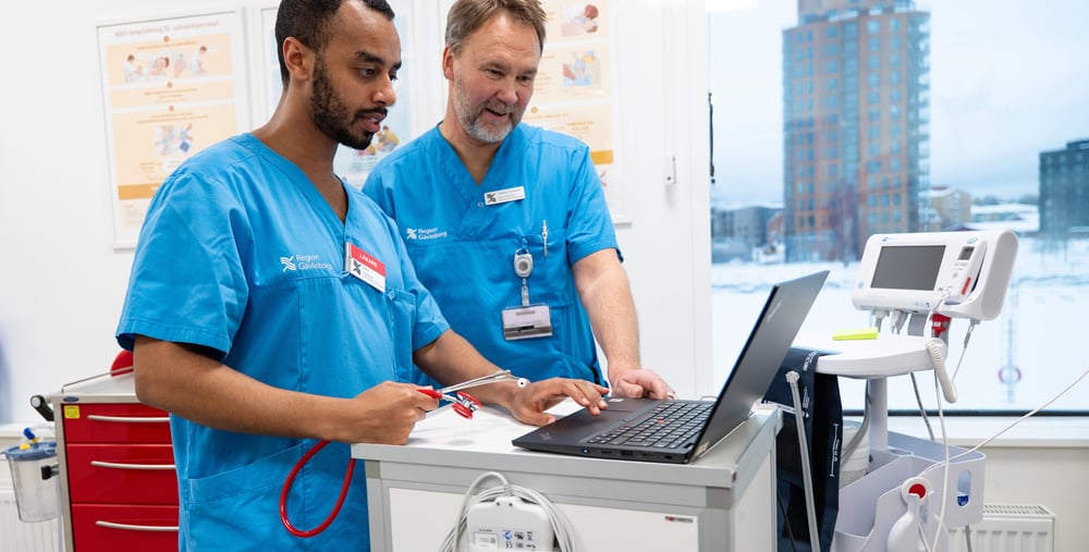 Två läkare samtalar i en vårdmiljö