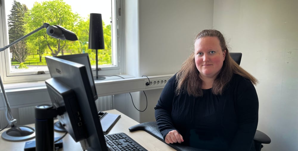 Krisin Redenvik sitter vid skrivbord