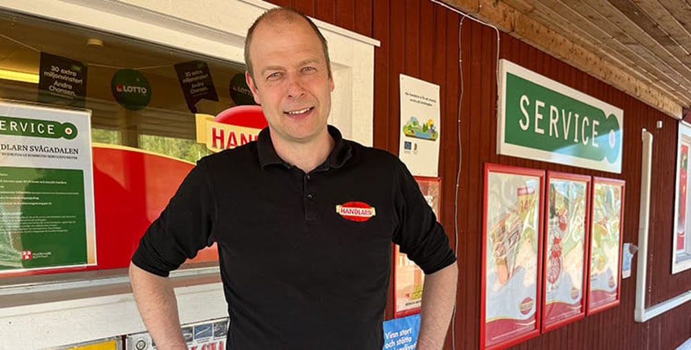Person utanför Hybridbutiken i Svågadalen