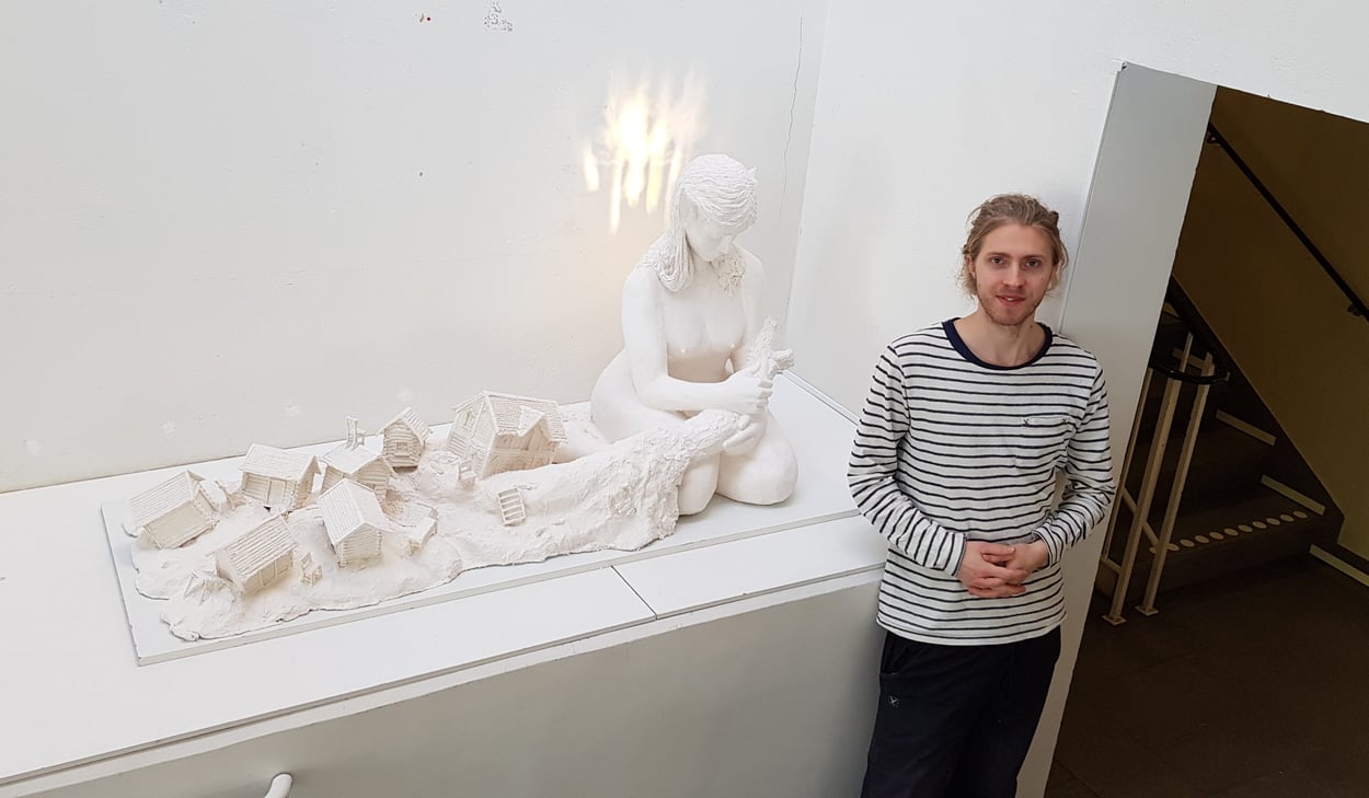 2022 års vinnare i utsmyckningstävlingen. Karl Dahlgren med sitt konstverk. Konstverket är en skulptur bestående av ett skogsrå avbildat som en kvinnofigur. 