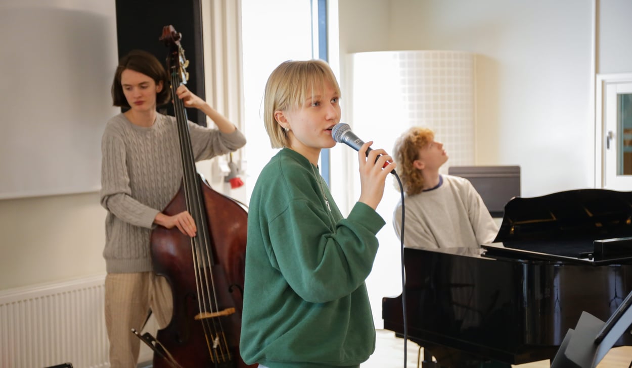 Musikelever som spelar instrument