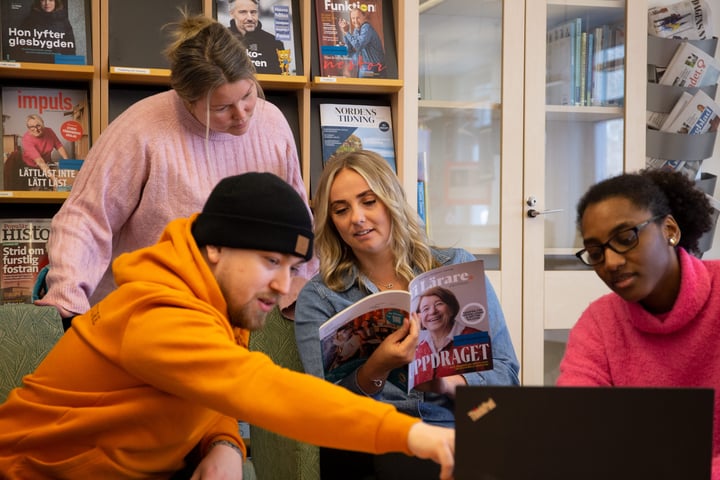 Kursdeltagare som studerar i bibliotek